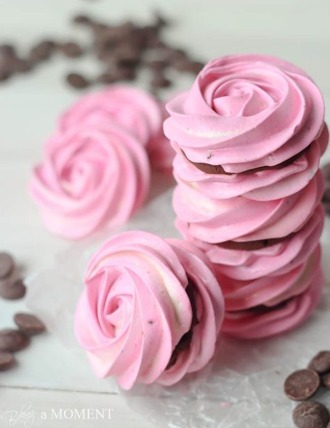 Healthy Valentine Desserts, Raspberry Meringue, Baked Meringue, Patisserie Fine, Meringue Desserts, Ganache Filling, Chocolate Ganache Filling, Healthy Valentines, Meringue Recipe