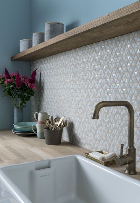 Kitchen splashback ideas: 19 looks you'll love | Real Homes Potpourri Stovetop, Mosaic Backsplash Kitchen, Tile Splashback, Topps Tiles, Mosaic Tile Backsplash, Decor Ikea, Kitchen Splashback, Christmas Potpourri, Stovetop Potpourri