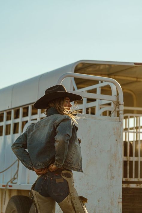 Punchy Cowgirl Aesthetic, Moody Cowgirl Aesthetic, Western Influencer Photography, Cowboy Western Aesthetic, Western Headshots, Hat Looks For Women, Wild West Photoshoot, Western Women Outfits, Western Vintage Aesthetic