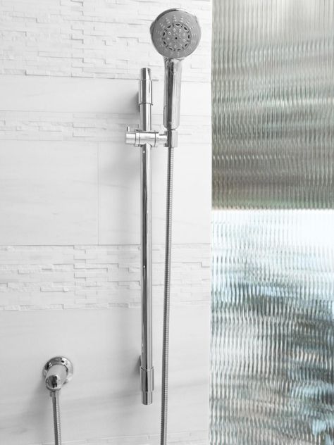 This white shower keeps things simple and elegant with a handheld showerhead and a rippled-glass shower door. Glass Shower Ideas, Grass Interior, Contemporary White Bathrooms, Textured Tiles, Black And White Shower Curtain, Frameless Glass Doors, Bathroom Shower Design, Half Walls, Arch Interior