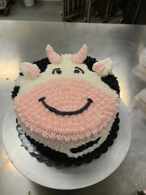 Cows Cake Ideas, Cow Face Cake Ideas, Simple Cow Cake Ideas, Cow Shaped Cake, Cow Cake Diy, Buttercream Cow Cake, Cow Bday Cake, Cow Cake Buttercream, Easy Cow Cake Ideas