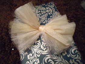 It's MY blog...: Cute and easy tulle gift wrap bow! Bridal Shower Gift Wrapping Ideas, Tulle Crafts, Package Bows, Gift Wrap Bow, Holiday Wreaths Diy, Bridal Gift Wrapping Ideas, Gift Wrapping Techniques, Gifts Wrapping Diy, Wrap Ideas