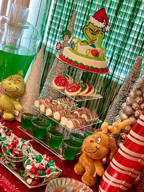 The Grinch Bday Party Ideas, The Grinch Party Theme, Xmas Grinch Ideas, The Grinch Table Centerpiece, Easy Work Christmas Party Food, Grinch Birthday Treats, Grinch Theme 2nd Birthday, Grinch Theme Table Decor, Grinchmas Birthday Party