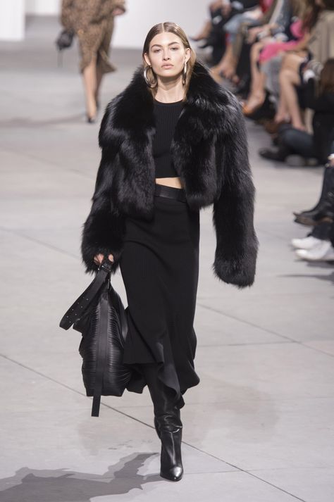 Fur Jacket Outfit, Fashion Week Looks, Black Fur Jacket, Fur Outfit, Michael Kors Fall, Fashion Week Outfit, Stil Inspiration, All Black Outfit, Fur Fashion