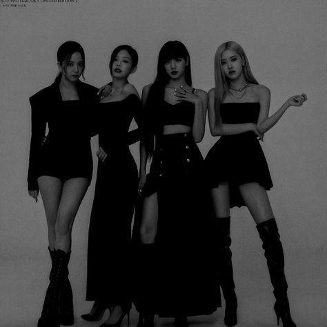 Blackpink Group Photo Black And White, Blackpink Black Outfit, Blackpink Asthetic Picture Group, Blackpink Asthetic Picture, Blackpink Dark Aesthetic, Blackpink Black And White, Blackpink Group Photo, Entertainer Of The Year, Blackpink Memes