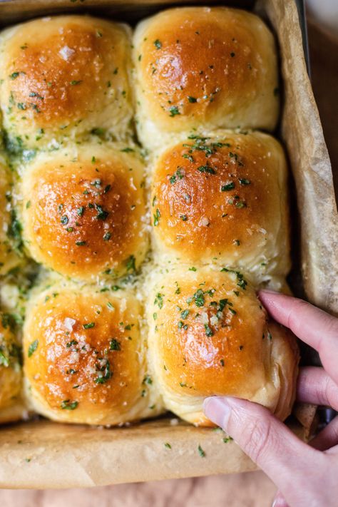 These soft, buttery pull-apart rolls are nothing short of divine. Bring them to your next holiday event, game day celebration, or dinner party as a special treat. Garlic Buns Pull Apart, Garlic Parmesan Dinner Rolls, Garlic Bread Dinner Rolls, Dinner Ideas With Rolls On The Side, Christmas Dinner Party Menus Food Ideas, Garlic Bread Sliders, Homemade Slider Buns, Wife Meals, Quick Garlic Bread