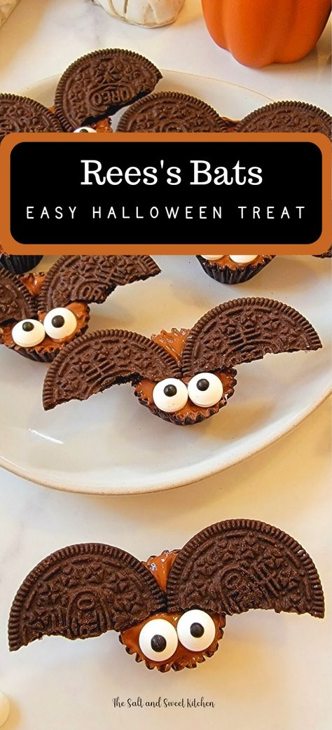 Reese's bats Halloween treat Reeses Halloween Treats, Peanut Butter Cup Desserts, Bat Treats For Halloween, Halloween Oreo Desserts, Oreo And Reeses Bats, Bat Desserts, Halloween Oreo Bats, Halloween Desserts Cookies, Oreo Bats Halloween Treats