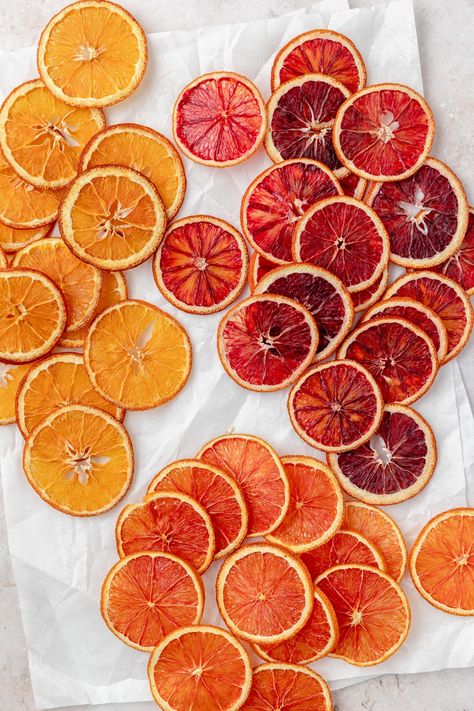 Dry Orange Slices, Blood Orange Vodka, Vodka Sour, Candied Orange Slices, Orange Baking, Citrus Recipes, Drink Garnishing, Orange Cocktails, Dried Lemon