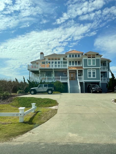 Giant Beach House, Big House On The Beach, Beach Life House, Fancy Beach House Exterior, Beach House Mansion Exterior, Beach Town Houses, Big Beach House Exterior, Coastal Mansion Exterior, Cute Beach House Exterior