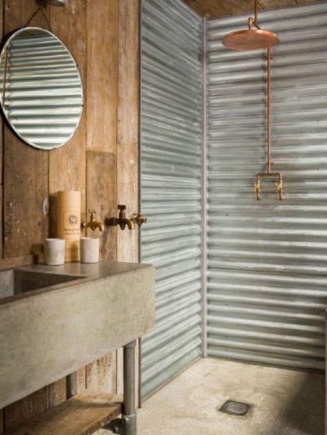 image Rustic Tiny Cabin, Bilik Air, Rough Luxe, Cabin Bathrooms, Rustic Bathroom Designs, Decor Baie, Log Cabin Decor, Industrial Bathroom, Decor Shabby Chic