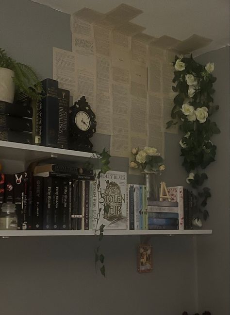 Room Ideas Dark Green Aesthetic, Dark Room Decor Aesthetic, Grunge Bedroom Decor Ideas, Greek God Room Aesthetic, Bookworm Room Decor, Ideal Room Aesthetic, Room Inspo Bookworm, Aesthetic Book Bedroom, Ikea Bookshelf Aesthetic