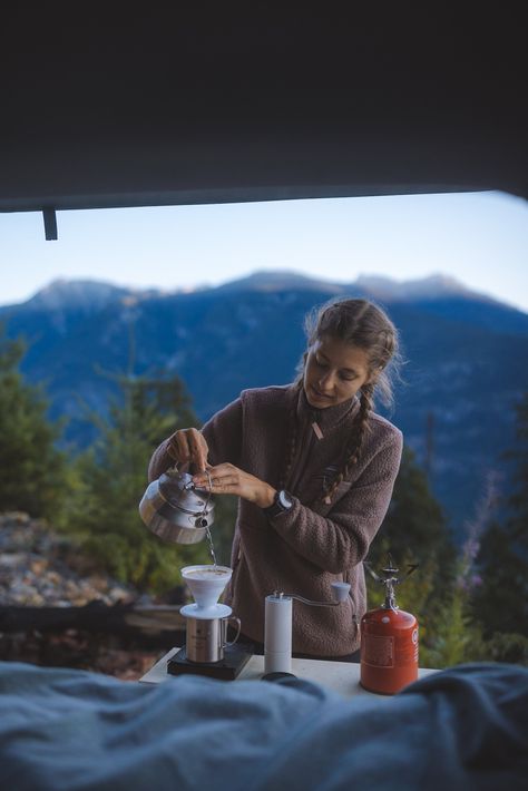 If you love coffee, camping, and backcountry hiking, this is for you. Learn how to make coffee when camping three different ways. These are my favorite ways to make coffee camping after years of perfecting my craft. | how to make camp coffee | how to make coffee at camp | backcountry coffee | camp coffee how to make | how to make coffee while camping | how to make hot coffee when camping | camp coffee hacks Outdoor Camping Style, Outdoor Fall Outfits, Outdoorsy Lifestyle, Hiking Coffee, Woman Camping, Camping Photoshoot, Outdoor Adventure Photography, Outdoors Lifestyle, Camping Lifestyle