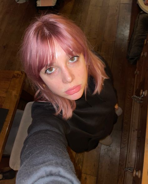 Pink hair girl taking selfie Light Pink Hair With Bangs, Pink Calico Hair, Short Pink Hair With Bangs, Pink Hair With Bangs, Pink Bangs, Blonde Highlights Short Hair, Hair Pic, Light Eyebrows, Short Hair Highlights