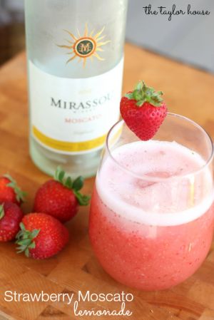 Strawberry Moscato Lemonade, Moscato Recipes, Mirassou Moscato, Moscato Lemonade Recipe Moscato Lemonade, Strawberry Moscato, Special Drinks, Drink Party, Tasty Drinks, Lemonade Recipes, Moscato, Juice Bar, Smoothie Drinks