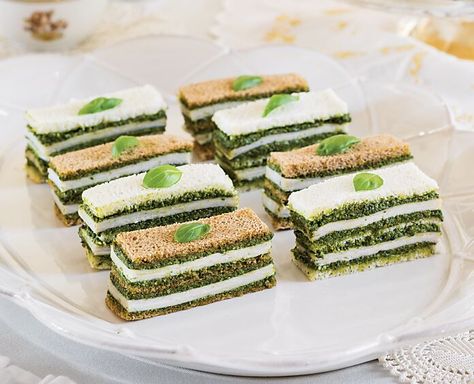 Pesto Tea Sandwich, Turkey Tarragon Tea Sandwich, Tea Sandwiches Aesthetic, Christmas Tea Sandwiches, Afternoon Tea Sandwiches Fillings, Strawberry Tea Sandwiches, Finger Sandwich Recipes, English Tea Sandwiches, Black Fae