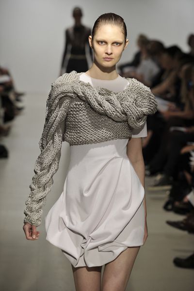 purlonpearl: cable / yasutoshi ezumi 2010 Fashion Trends, Knitwear Inspiration, Mode Tips, Knitwear Fashion, Textiles Fashion, Beauty And Fashion, Knitwear Design, Knit Fashion, Mode Inspiration