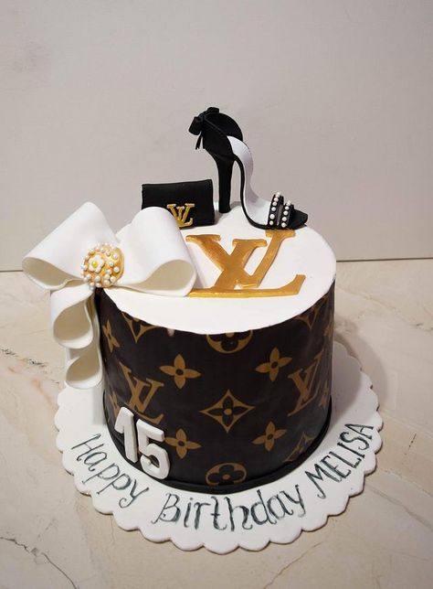 Louis Vuitton Cake For Women, Black Cakes Birthday, Louis Vuitton Torte, Louis Vuitton Birthday Cake, Designer Birthday Cakes, Lv Cake, Louis Vuitton Birthday, Queens Birthday Cake, Louis Vuitton Cake