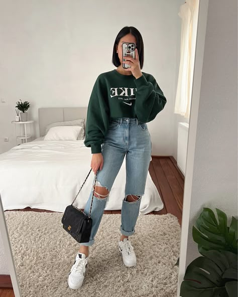 White Nike Outfit, Minimalist Winter Outfit, Mum Outfits, College Girl Outfits, Trendy Mom Outfits, University Outfits, Outfits Con Jeans, Mom Jeans Outfit, University Outfit