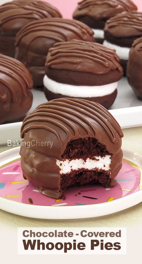 Chocolate-covered cakes with marshmallow filling. Learn how to make these soft and delicious chocolate cakes, filled with a marshmallow filling that melts in your mouth, all coated with chocolate to make this dessert even more special! Take your whoopie pies to the next level with this delicious recipe! #cake #cakes #whoopiepies #chocolate #vanilla #marshmallow #dessert #recipe #homemade Homemade Whoopie Pies Recipes, Cake Mix Whoopie Pie Recipe, Hard Chocolate Fudge, Whoopie Pies From Box Cake, Whoopie Cake, Christmas Whoopie Pies, Chocolate Coating Recipe, Homemade Whoopie Pies, Cake Mix Whoopie Pies