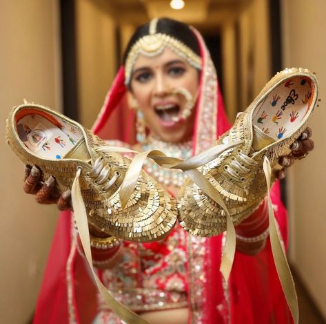 भारतीय दुल्हन संबंधी, Bride Sneakers, Bridal Sneakers, Men's Wedding Shoes, Wedding Sneakers, Bridal Sandals, Bridal Heels, Bridal Photography, Popular Wedding