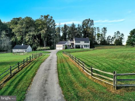 Horses In Front Yard, Farmhouse Property Layout, Horse Pasture In Front Of House, 5 Acres Landscaping, Property Layout Ideas, Long Country Driveway, Horse Pasture Layout, Long Driveway Landscaping Country Roads, Ranch Layout Farm