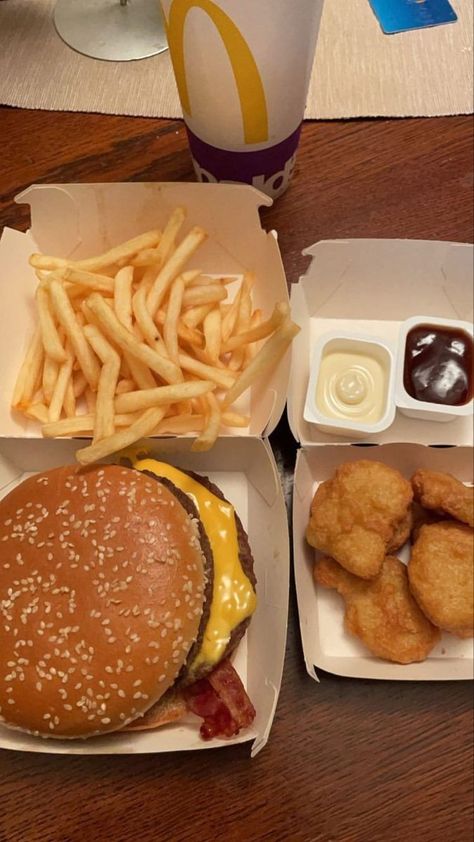 Mcdonalds Fast Food, Food Inspired, Mc Donald, Food Babe, Food Therapy, Yummy Comfort Food, Unhealthy Food, Food Obsession, Pretty Food