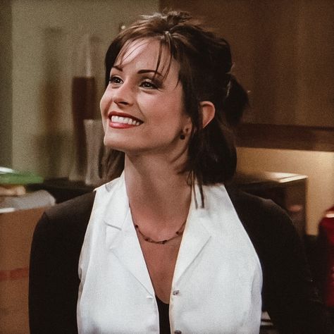 Monica Friends, Monica Gellar, Rachel Green Friends, Monica Geller, Emma Roberts, Friend Outfits, Friends Tv, Emma Stone, Bad Hair