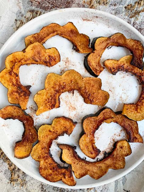 Healthy Cinnamon Maple Acorn Squash Acorn Squash Slices, Acorn Squash Roasted, Healthy Squash Recipes, Acorn Squash Recipe, Vegetable Side Dishes Healthy, Roasted Acorn Squash, Funny Vegetables, Autumn Side Dishes, Acorn Squash Recipes