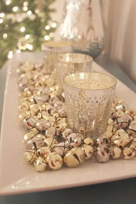 Silver And Gold Christmas Decor Diy, Modern Christmas Theme, Christmas Displays, Winter Things, Elegant Christmas Decor, Deco Table Noel, Silver Christmas Decorations, Holiday Cocktail Party, Gold Christmas Decorations