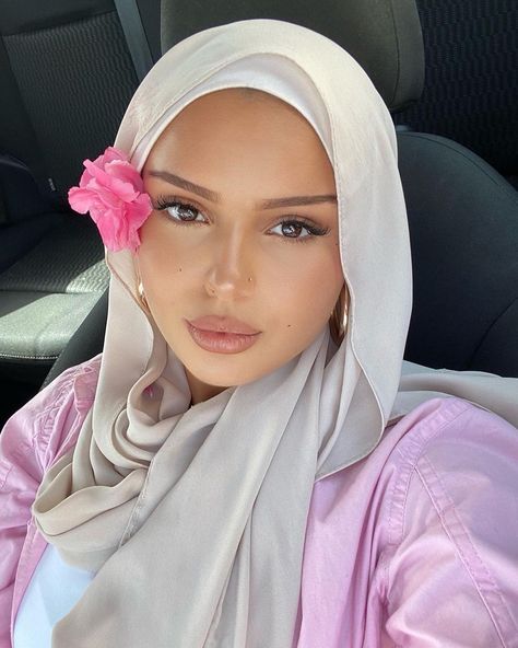 https://www.instagram.com/p/CRCXoAZDJ1k/?igshid=MDJmNzVkMjY= Beautiful Hijab Styles, La Mecca, Stile Hijab, Hijab Style Tutorial, Stylish Hijab, Mode Turban, Hijab Bride, Modest Fashion Hijab, Head Scarf Styles