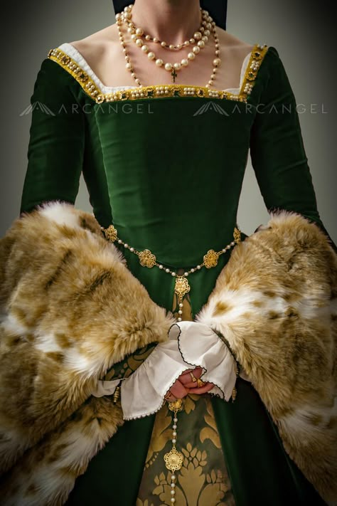 Historical Royalty, Elizabethan Era Dress, Elizabethan Era Fashion, Fitted Baroque Medieval Dress, Baroque Medieval Dress, Medieval Baroque Costume Dress, Green Tudor Dress, Baroque Style Historical Medieval Dress, Green Medieval Dress