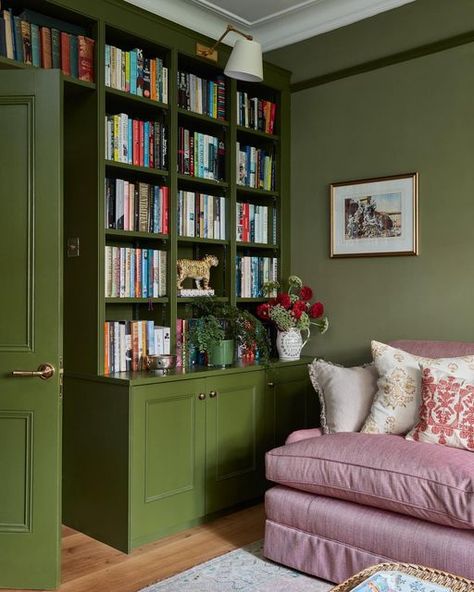 Comfortable Sofas, Snug Room, Living Room Built Ins, Tv Room Design, Room Library, Home Library Design, Wall Bookshelves, Home Libraries, Built In Bookcase