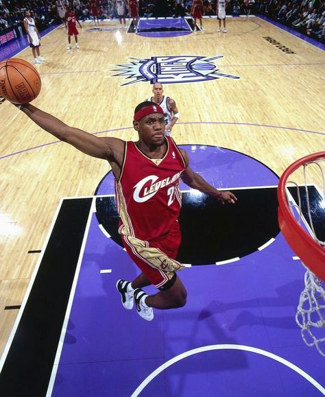 Young Lebron James, Lebron James Cavs, Lebron James Dunking, Basket Aesthetic, Basketball Wallpapers, Small Forward, Nba Basketball Art, Sports Gallery, Vintage Nba