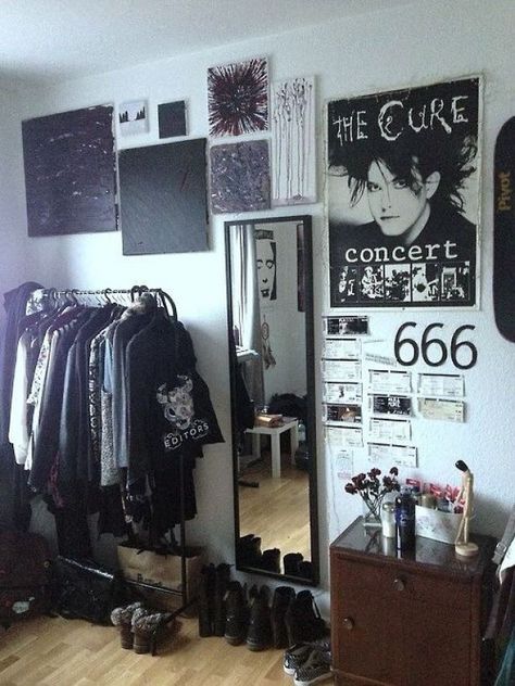 the cure gothic room Sala Grunge, Emo Room, Room Grunge, Punk Room, Tumblr Room Decor, Gothic Room, Grunge Bedroom, Tumblr Room, Gothic Bedroom