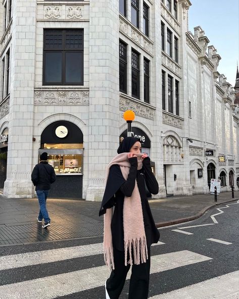 London Aesthetic Hijabi, Turkey Hijab Outfit, Insta Photo Ideas Hijab, London Hijab Outfit, Hijab Winter Outfit, Hijabi Winter Outfits, London Winter Outfits, Hijab Trend, Ootd Poses