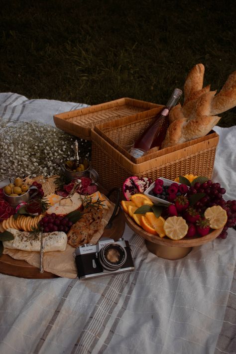 Romantic Picnic Date Ideas, Thanksgiving Desserts Cake, Picnic Date Ideas, Picnic Date Food, Fun Thanksgiving Desserts, Romantic Picnic, Picnic Inspiration, Picnic Decorations, Romantic Picnics