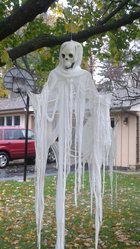 Diy Ghost Decoration Hanging, Easy Outdoor Halloween Decorations, Cheesecloth Ghost, Creative Halloween Decorations, Halloween Decorations To Make, Halloween Diy Outdoor, Outdoor Halloween Decorations, Halloween Ghost Decorations, Homemade Halloween Decorations