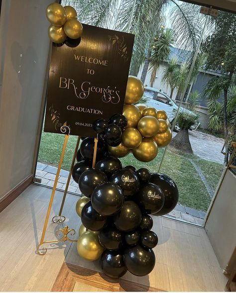 Promotion Centerpiece Ideas, Graduation Home Party Ideas, Retirement Party Balloons, Great Gatsby Balloons, School Banquet Ideas, Black Tie Graduation Party Ideas, Ideas For Men’s 50th Birthday, Black And Gold Birthday Centerpieces, Black Gold Graduation Party Ideas