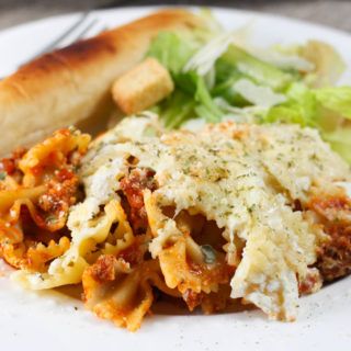 Crock Pot Lasagna Casserole - The Farmwife Cooks Bowtie Lasagna, Crockpot Lasagna Casserole, Crock Pot Lasagna, Crock Pot Tortellini, Crockpot Pasta Recipes, Lasagna Casserole, Crockpot Lasagna, Pot Lasagna, Traditional Lasagna