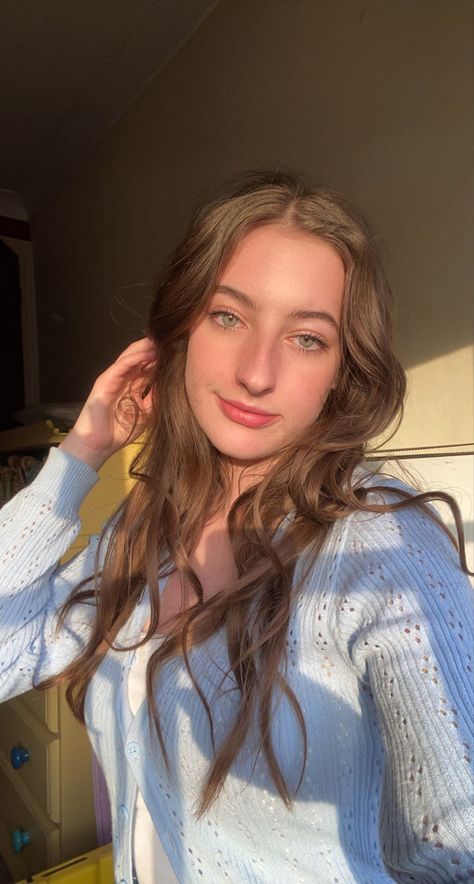 Brown Hair Green Eyes Girl, Green Eyes Girl, Brown Hair Green Eyes, Hair Green Eyes, Caramel Hair, Hair Girl, Blue Cardigan, Green Hair, Golden Hour