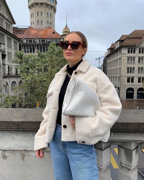 36 Fleece Jackets That Make Us Want to Go All In on the Cozy Trend Fleece Jacket Outfit, Sandy Liang, Jacket Outfit, Looks Chic, White Jacket, Looks Style, Winter Fashion Outfits, Looks Vintage, Fall Winter Outfits