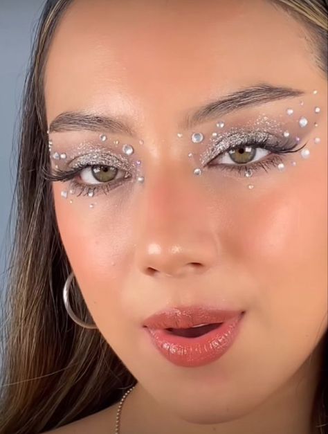 Jewel Face Makeup, Rave Face Gems, Makeup With Studs, Face Rhinestone Ideas, Silver Rhinestone Makeup, Make Prata, Simple Gem Makeup, Rave Eye Makeup, Edc Makeup