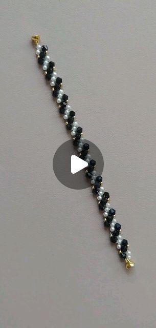 Bracelet Bead Patterns Easy, Simple Bead Bracelet Patterns, Beaded Jewelry Videos, Beads Patterns Bracelet, How To Make Beads Bracelets, Beading Techniques Free Pattern, Beaded Jewelry Patterns Bracelets, Beads Bracelets Tutorial, Diy Beaded Bracelets Ideas