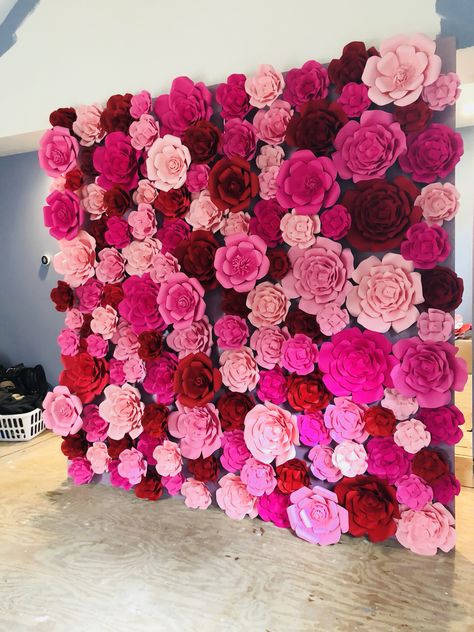 Backdrop paper flowers pink mixed Welcome Home Decorations, Diy Flower Wall, Most Paused Movie Scenes, Ganpati Decoration Design, Pink Backdrop, Dining Room Ideas, Wedding Crafts Diy, Paper Flower Backdrop, Paper Flower Tutorial