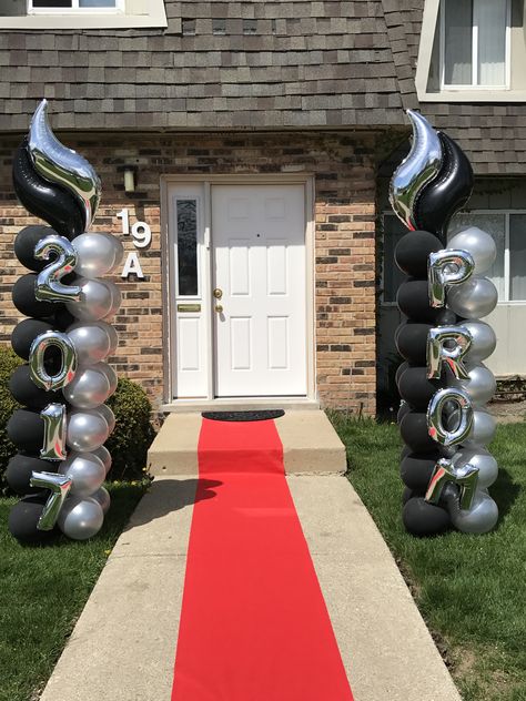 Ideas For Prom Decorations, Prom Ballon Decor, Prom Door Decorations, Male Prom Send Off Decorations, Outside Prom Decorations, Prom Balloons Decorations, Prom Photoshoot Backdrop Ideas, Prom Diy Decorations, Prom Balloon Ideas