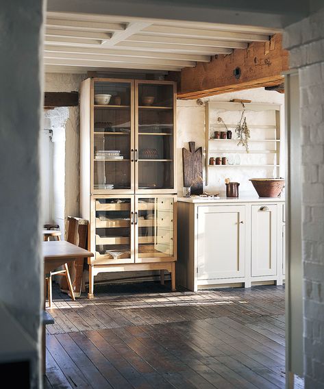 Unfitted Kitchen Ideas, Victorian Farmhouse Kitchen, Free Standing Kitchen Cabinets, Unfitted Kitchen, Small Round Table, Barn Kitchen, Rustic Country Kitchens, Devol Kitchens, Kitchen Dresser