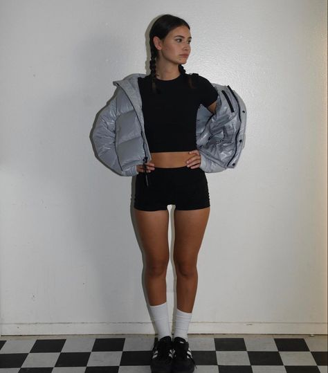 Mini Shorts Outfit, Micro Shorts, Bella Hadid Outfits, Shorts Outfit, Cute Everyday Outfits, Mini Shorts, Cute Simple Outfits, Basic Outfits, Instagram Foto