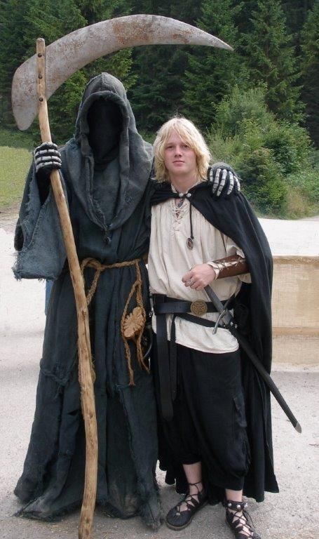 Knights Tournament, Grim Reaper Halloween Costume, Grim Reaper Costume, Reaper Costume, Handmade Halloween Costumes, New Halloween Costumes, Creepy Costumes, Casa Halloween, Knight Costume