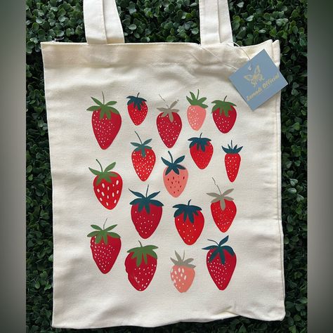 Super Cute And Trendy Strawberry Tote Tela, Hand Painted Gift Bags, Canvas Tote Bag Painting, Cute Tote Bag Design, Painted Totes, Tote Bag Inspo, Tote Bag Painting Ideas, Painting Tote Bags, Strawberry Tote Bag