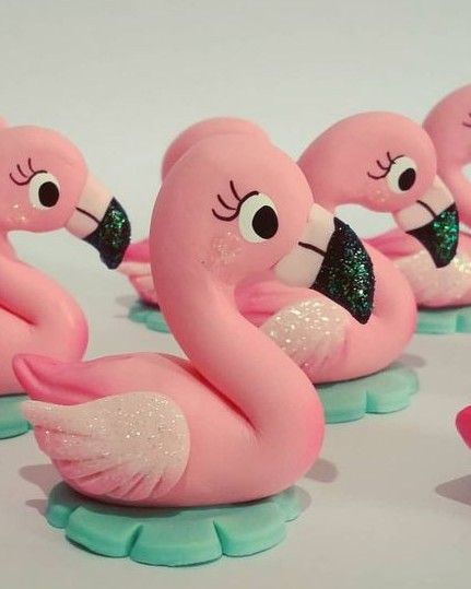 Fimo Kawaii, Flamingo Cake, Flamingo Birthday Party, Fiesta Tropical, Fondant Animals, Bulldog Francese, Amazing Crafts, Polymer Clay Ornaments, Fondant Decorations